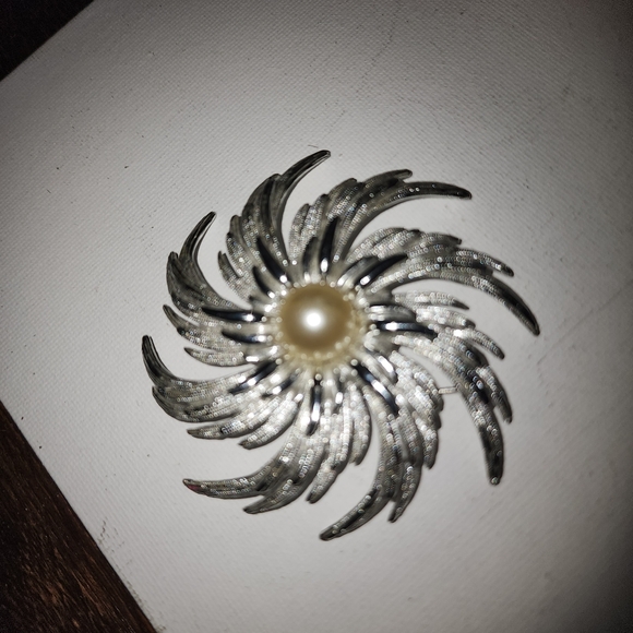 SARAH COVENTRY EUC WOMENS VINTAGE BROOCH PIN - Picture 2 of 3